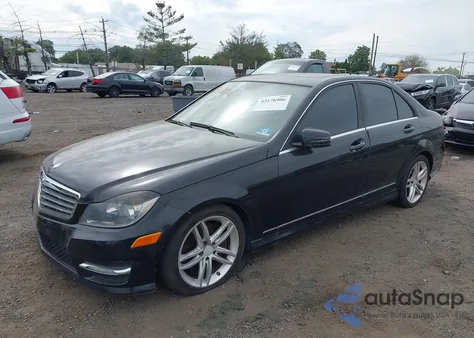 2013 Mercedes-Benz C 300 Sport 4Matic z USA, uszkodzony, nr VIN WDDGF8AB4DR276989